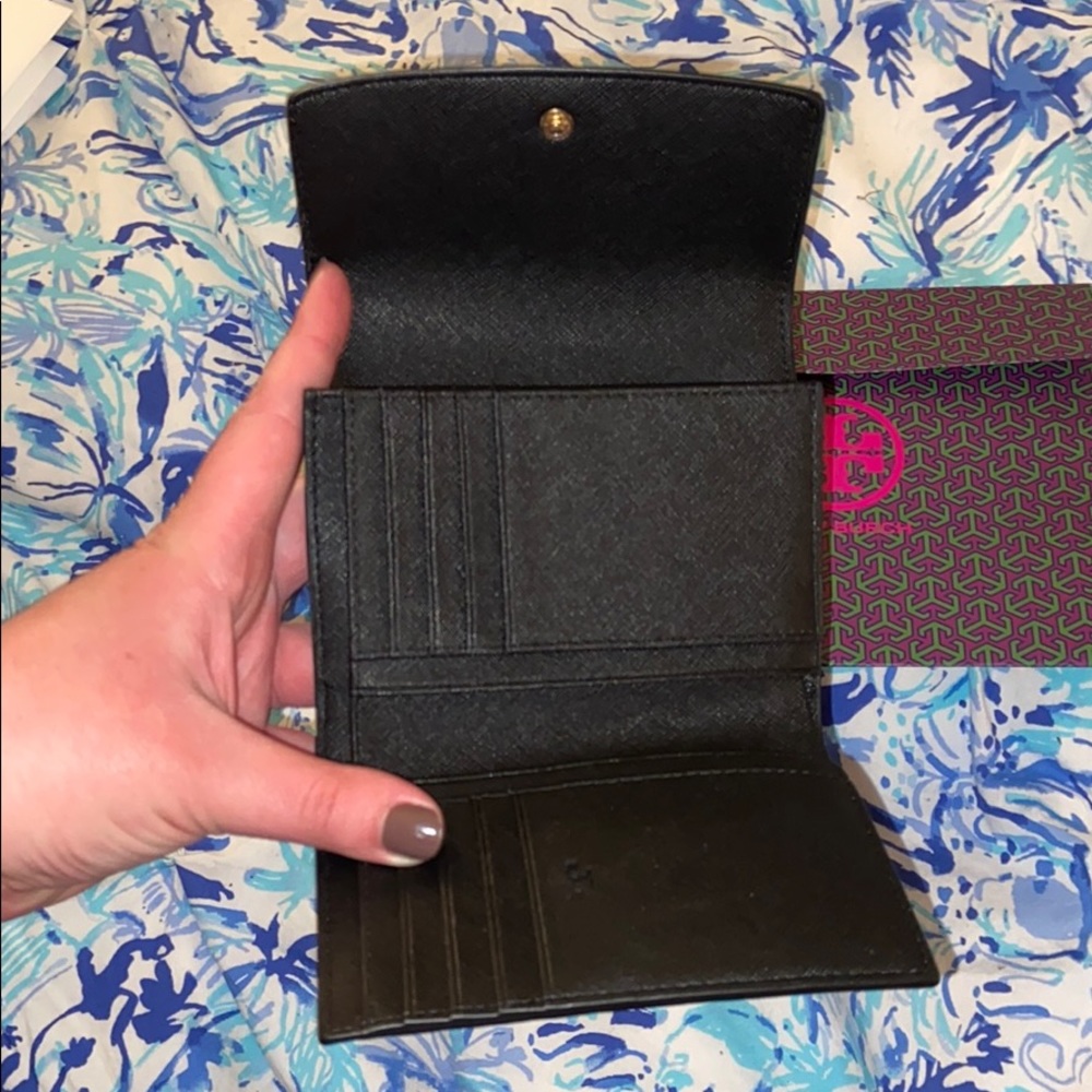 ⭐️SOLD⭐️ NWOT Tory Burch Robinson Trifold Wallet - Picture 2 of 8